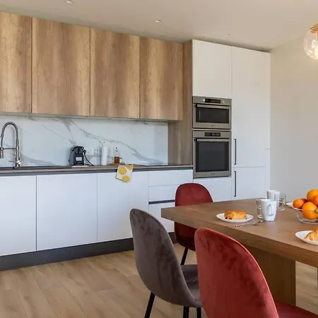 Brp Center, Floor Luxurious I, 4 Bedrooms+3 Bathrooms *